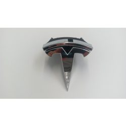 Tesla első logo krómozott felülettel