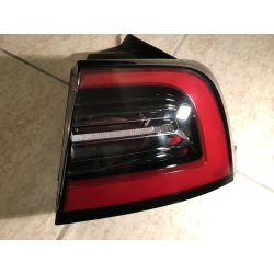   Tesla Model 3 hátső lámpa külső jobb FL utáni kocsikhoz 2020+gyári bontott, szép állapotban.