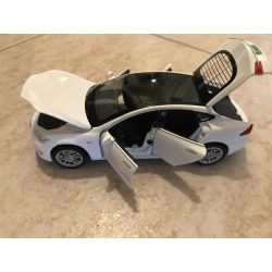 Tesla modellautó S 1:32 fehér